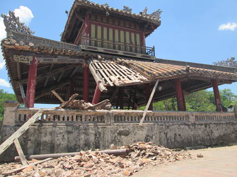 Mối cắn sập Phu Văn Lâu