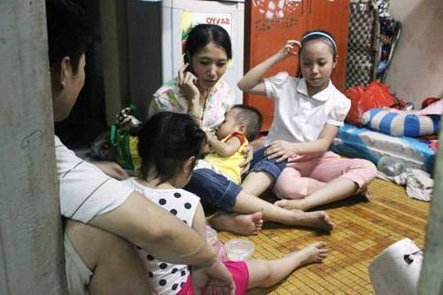 Người già, trẻ em khốn đốn trong những khu trọ 