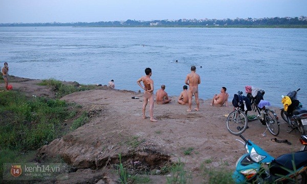 Bãi tắm tiên sông Hồng lại tấp nập những ngày nắng nóng cực điểm