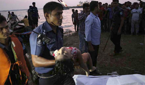 Phà chở hàng trăm người chìm ở Bangladesh