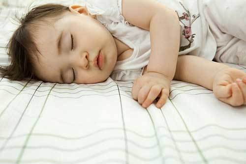 Trẻ nằm điều hòa: 29 độ C là chuẩn