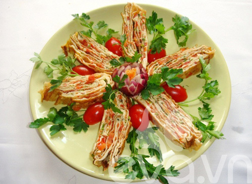 Trứng rán nhiều lớp với cà chua