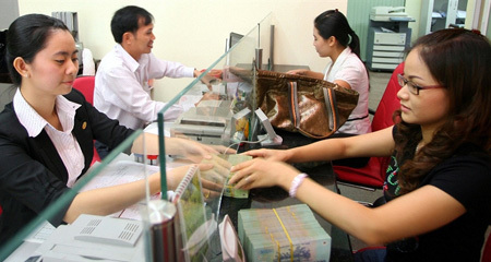 Ngân hàng gõ cửa từng nhà tiếp thị vốn ế