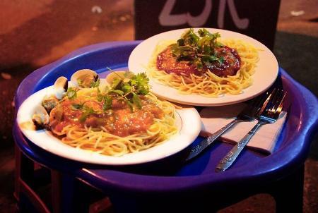 Món Tây bỏ hàng sang ra tranh khách vỉa hè