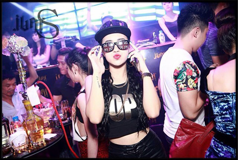 Gia cảnh đặc biệt ít biết của DJ nóng bỏng nhất Hà Thành
