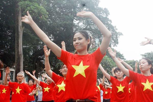 Hoa hậu biển Nguyễn Thị Loan nhảy flashmob hướng về Biển Đông