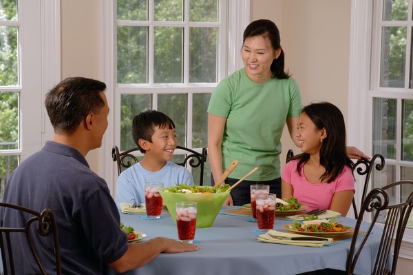 5 nguyên tắc trên bàn ăn bạn nên dạy con