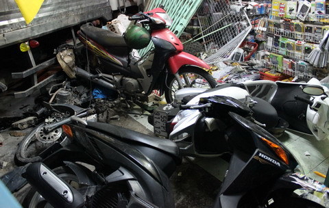 “Xe điên” ủi nhà dân, 4 người thương vong