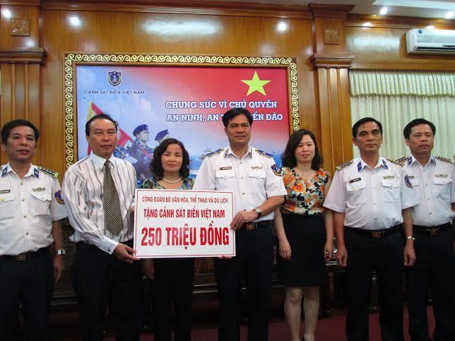 Bộ Văn hóa trao tặng gần 500 triệu đồng cho chiến sĩ canh giữ Biển Đông