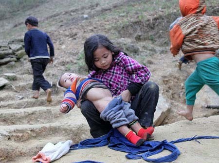 Bé 9 tuổi làm mẹ lúng túng với tiền 
