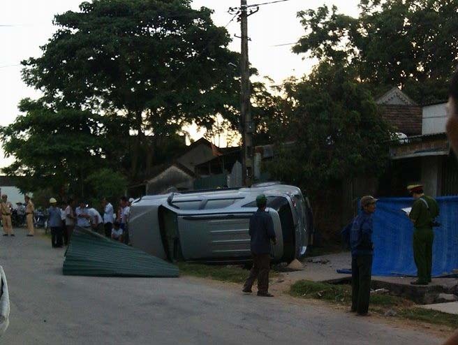 Ngồi chơi bên đường, 2 cụ bà bị xế hộp cán chết