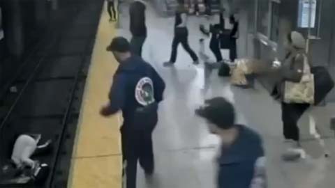 Khoảnh khắc hãi hùng khi rơi xuống đường ray