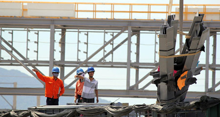 Công nhân Vũng Áng làm việc trở lại dưới nắng gay gắt