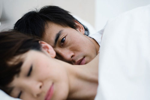 Sững người khi lén nghe được cuộc điện thoại của vợ