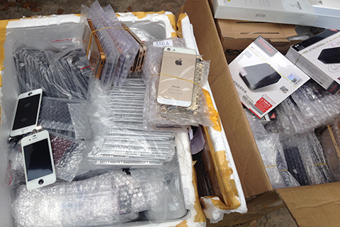 Bắt kho hàng “khủng” phụ kiện Iphone nhập lậu