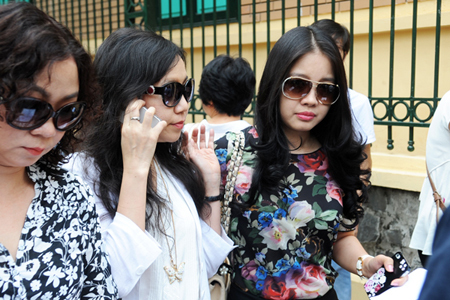 Vợ chồng bầu Kiên 'tình cảm' tại tòa