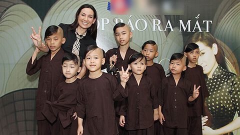 Phi Nhung ra đĩa kiếm tiền nuôi 18 đứa con