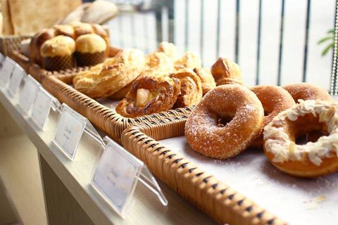 Bà nội trợ rủ nhau “săn” bánh cao cấp giảm giá