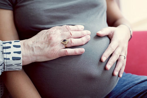 Mẹ chồng mua chim câu, về gạ bán lại cho con dâu sắp đẻ