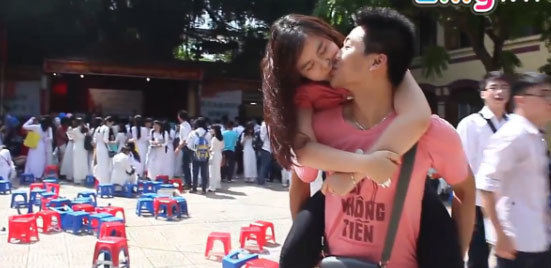 Nụ hôn ngọt ngào của teen Trần Phú ngay tại lễ bế giảng