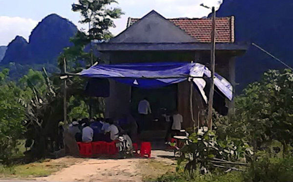 Nghịch bom bi, 2 anh em tử vong tại chỗ