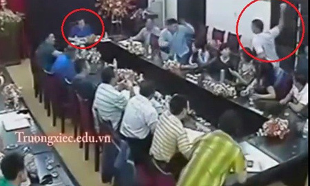 Giáo viên ném cốc vào hiệu trưởng ngay trong cuộc họp