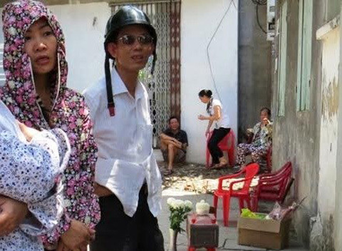 Trẻ sơ sinh bị vứt đến chết ở đầu ngõ