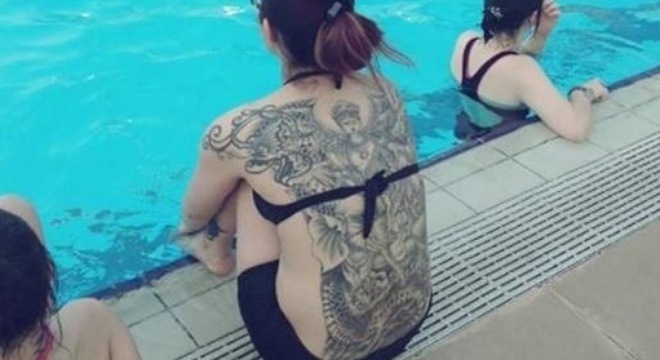Xuất hiện cô nàng xăm kín lưng gây sốt mạng xã hội