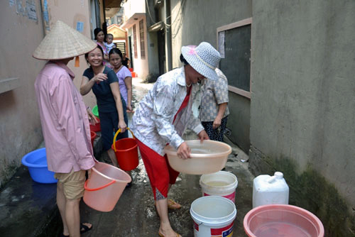Nắng thiêu đốt, dân Hà Nội trắng đêm canh nước