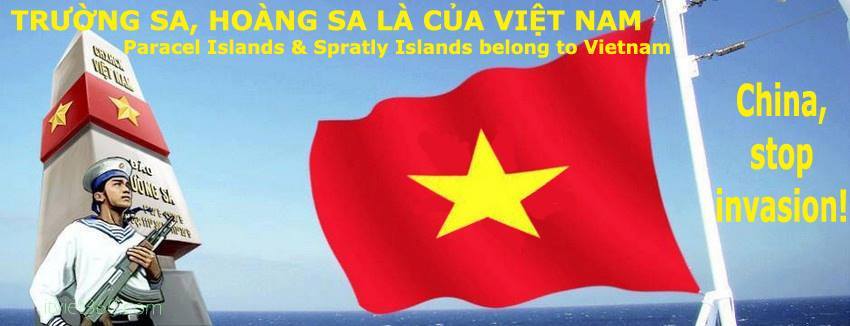Cô giáo ĐH Y tế dán đề can yêu nước vào xe máy
