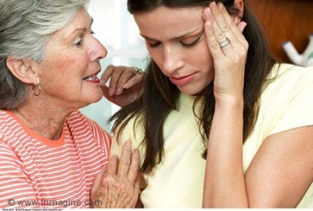 Con dâu ở cữ mà mẹ chồng cho ăn toàn rau luộc