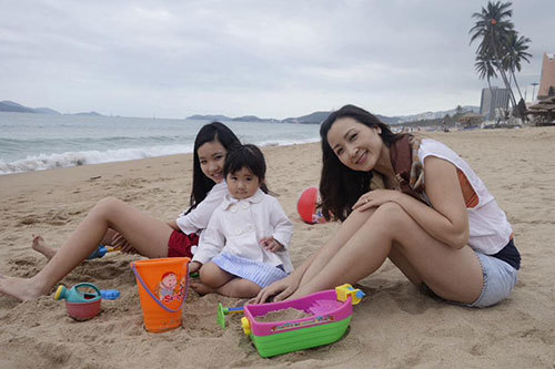 Vẻ dễ thương của 3 nhóc tì nhà Khánh Huyền