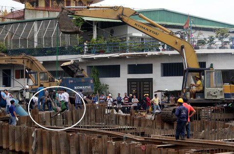 Phát hiện thi thể người đàn ông dưới hố sâu công trình