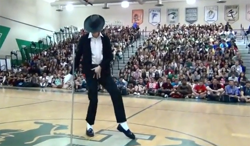 Bước nhảy Moonwalk lại khiến dân mạng phát cuồng