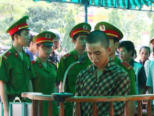 Phạt tù 2 bị cáo gây rối, “hôi của” ở Bình Dương