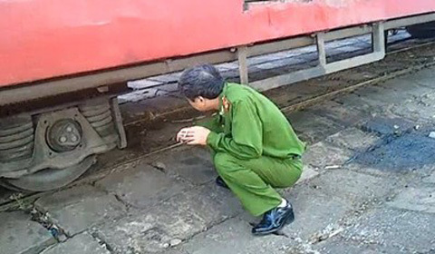 Phát hiện một phụ nữ treo cổ dưới gầm toa xe lửa