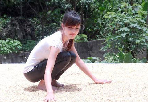 Sau scandal trả vương miện, Triệu Thị Hà về quê “phơi ngô”