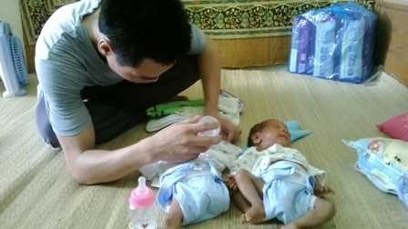 Mẹ bỏ đi, bố không tiền, xin các cô chú cưu mang con