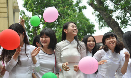 Phụ huynh nhảy hết mình trong lễ bế giảng