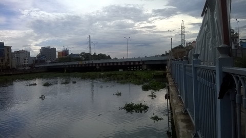 Phát hiện thi thể phụ nữ nổi trên kênh