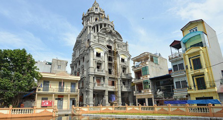 Đại gia phế liệu xây lâu đài 6 con gà vàng