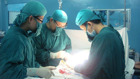 Một thanh niên suýt mất 'của quý' vì bơm silicon làm tăng kích cỡ