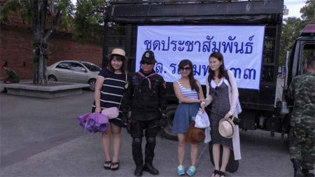 Rộ mốt chụp ảnh với binh sĩ ở Thái