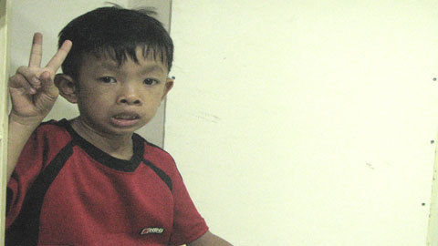 Nuôi con bệnh 10 năm, cha mẹ nghèo xác xơ