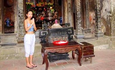 Thảo Trang quá hở hang khi lễ chùa Bái Đính