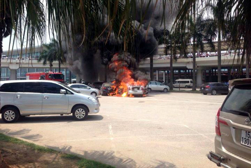 Hai ôtô cháy dữ dội ở sân bay Nội Bài