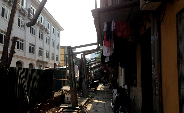 Hà Nội: Rùng mình khu tập thể nước toilet chảy qua đầu