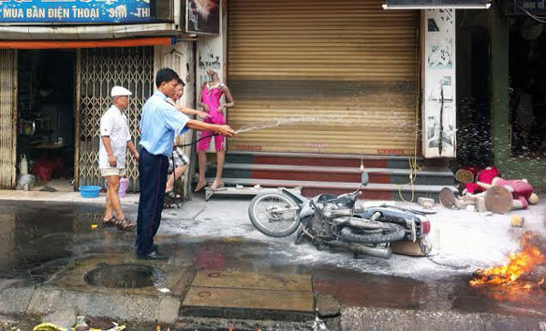 Xe máy bỗng nhiên... bốc cháy trên vỉa hè