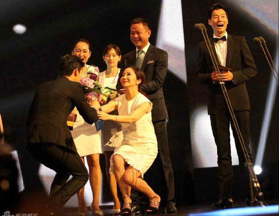 Mỹ nhân TQ quỳ gối tặng hoa 