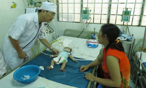 Cha mẹ giận nhau, bé trai uống thuốc diệt cỏ 'bất đắc dĩ'